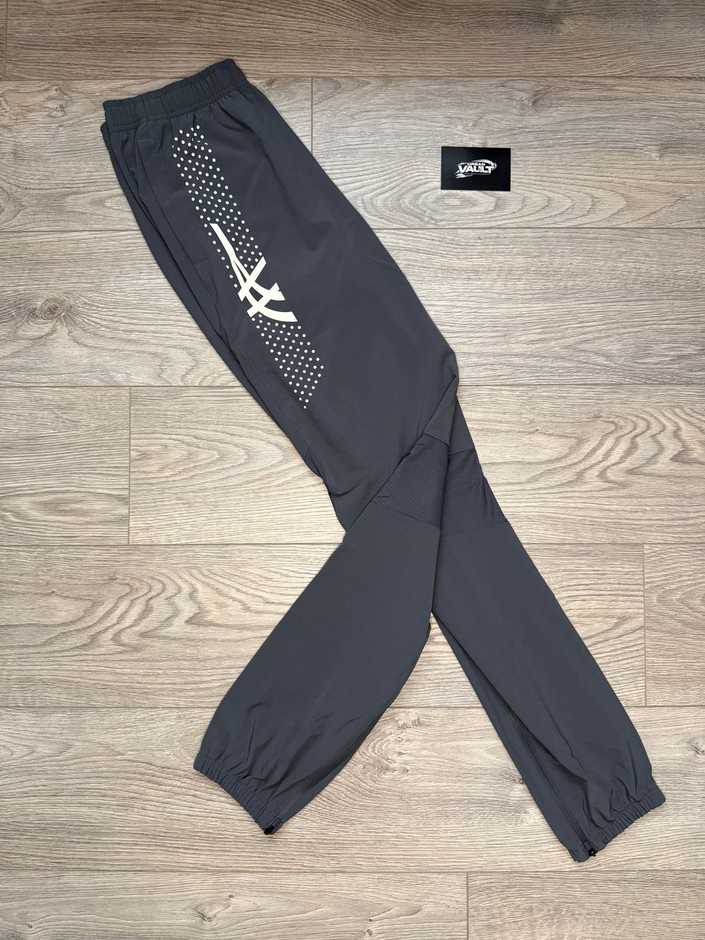 Asics Icon pants “Carrier Grey”